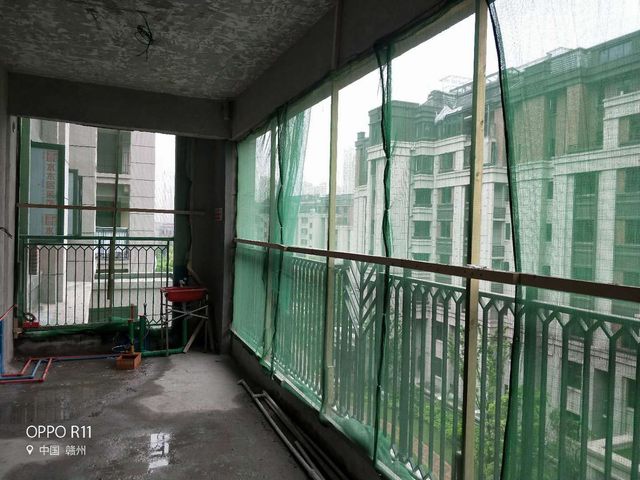 1施工前期做好安全防護工作，陽臺掛好防護網(wǎng) (2).jpg