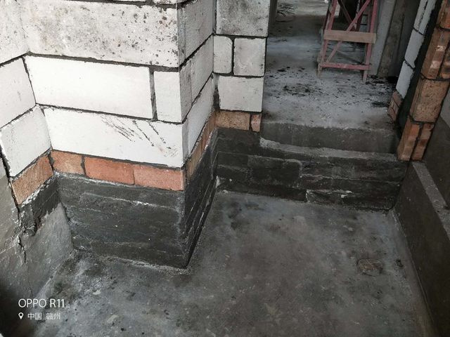6廚房、衛(wèi)生間新砌墻體，澆筑混凝土地梁，讓墻體更受力，后期防水更有保障.jpg