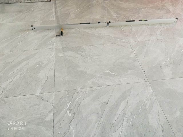 7地磚鋪貼完后用專用工具檢測(cè)平整度是否合格.jpg