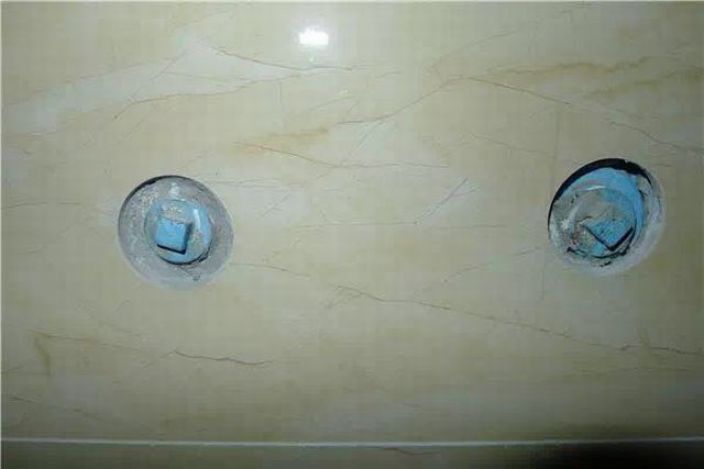 18水管水嘴處用專用開(kāi)孔器開(kāi)孔.jpg
