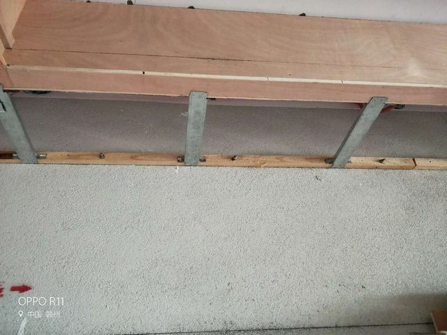 2墻面木方用膨脹螺絲加固，間距為80公分內(nèi)，增加吊頂?shù)睦喂绦?jpg