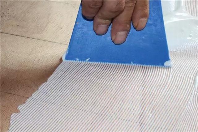 17裝飾柜貼飾面板：在壓好成型的門扇模坯正反二面用白乳膠各粘貼一層3mm飾面板， 再按照壓模坯的方法壓12天左右.jpg