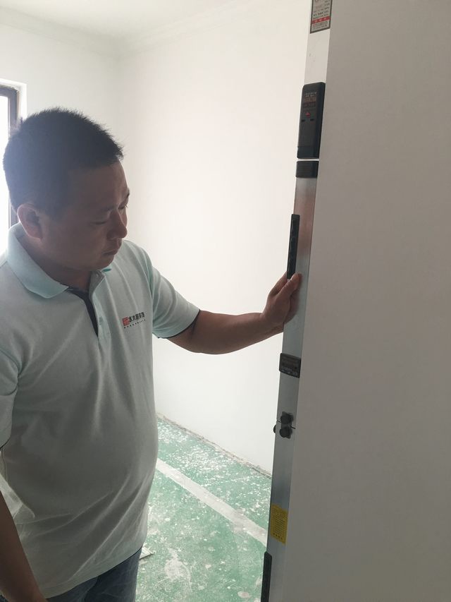 11墻面刮完灰打完磨，用靠尺檢測(cè)陽(yáng)角的垂直度.jpg