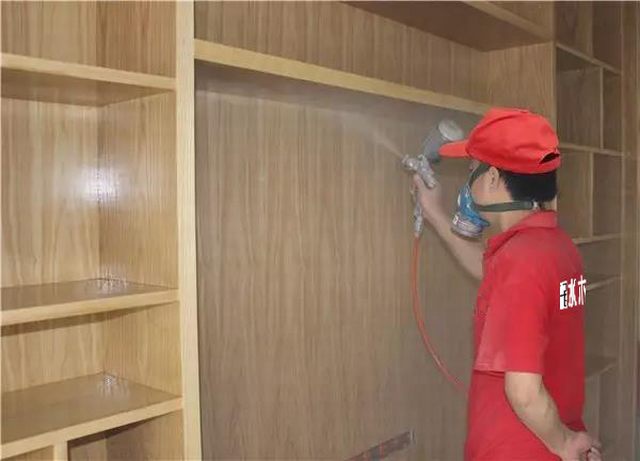 8噴槍距作業(yè)面為35-40mm左右，不能飛槍噴， 更不能貼面噴，霧化要均勻一致，不流掛.jpg