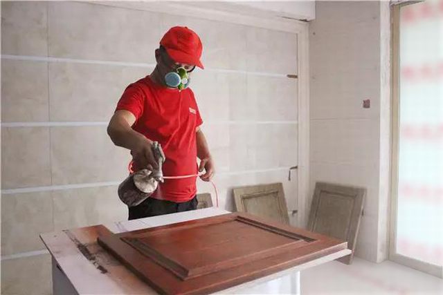 13噴槍距作業(yè)面為35-40mm左右，不能飛槍噴，更不能貼面噴，霧化要均勻一致，不流掛。第一遍干后再噴第二遍.jpg