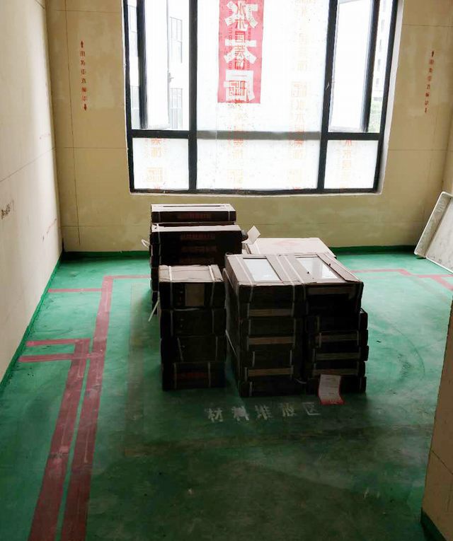 14房間做好地坪漆，設(shè)置好材料，垃圾，攪拌區(qū)域位置.jpg